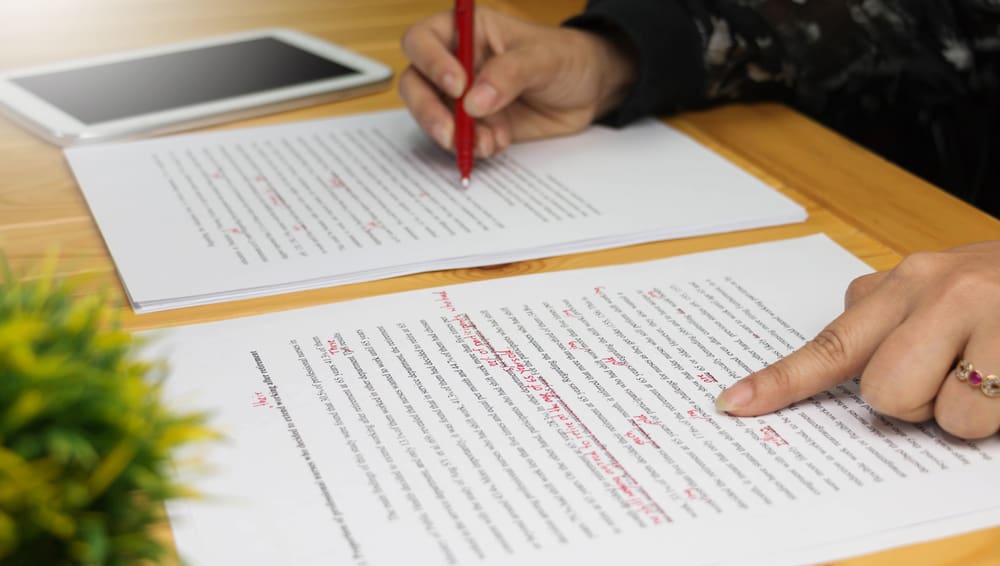 student proofreading college essay