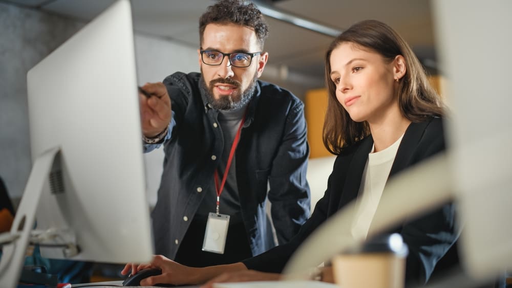 Counselor and student working on internships for college students on a computer.