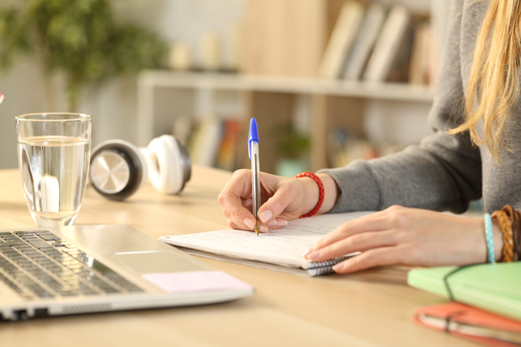 Student working on college essay for the Common App