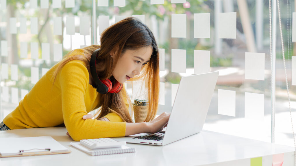 Student working on planning stage of college application essays
